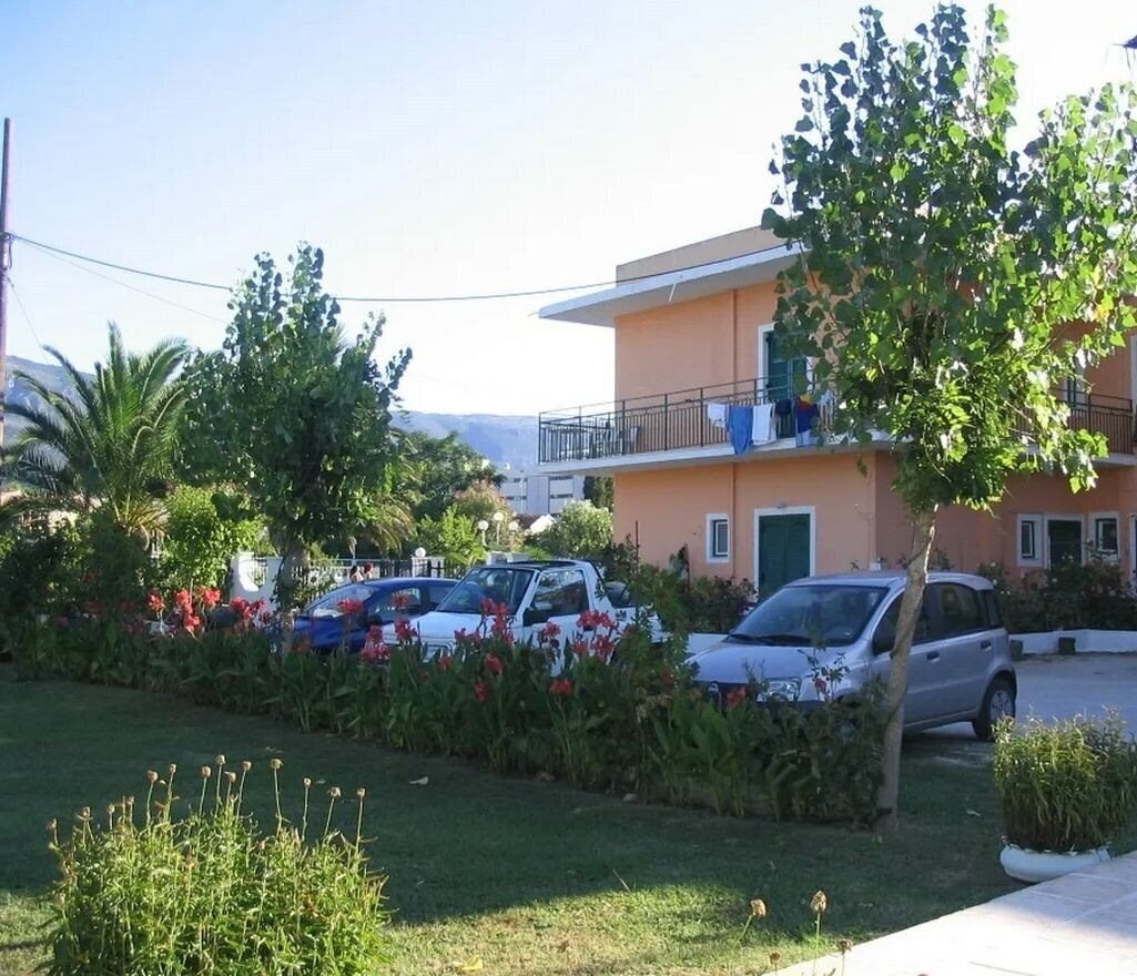 Фото Rose Garden Apartment Hotel 2*